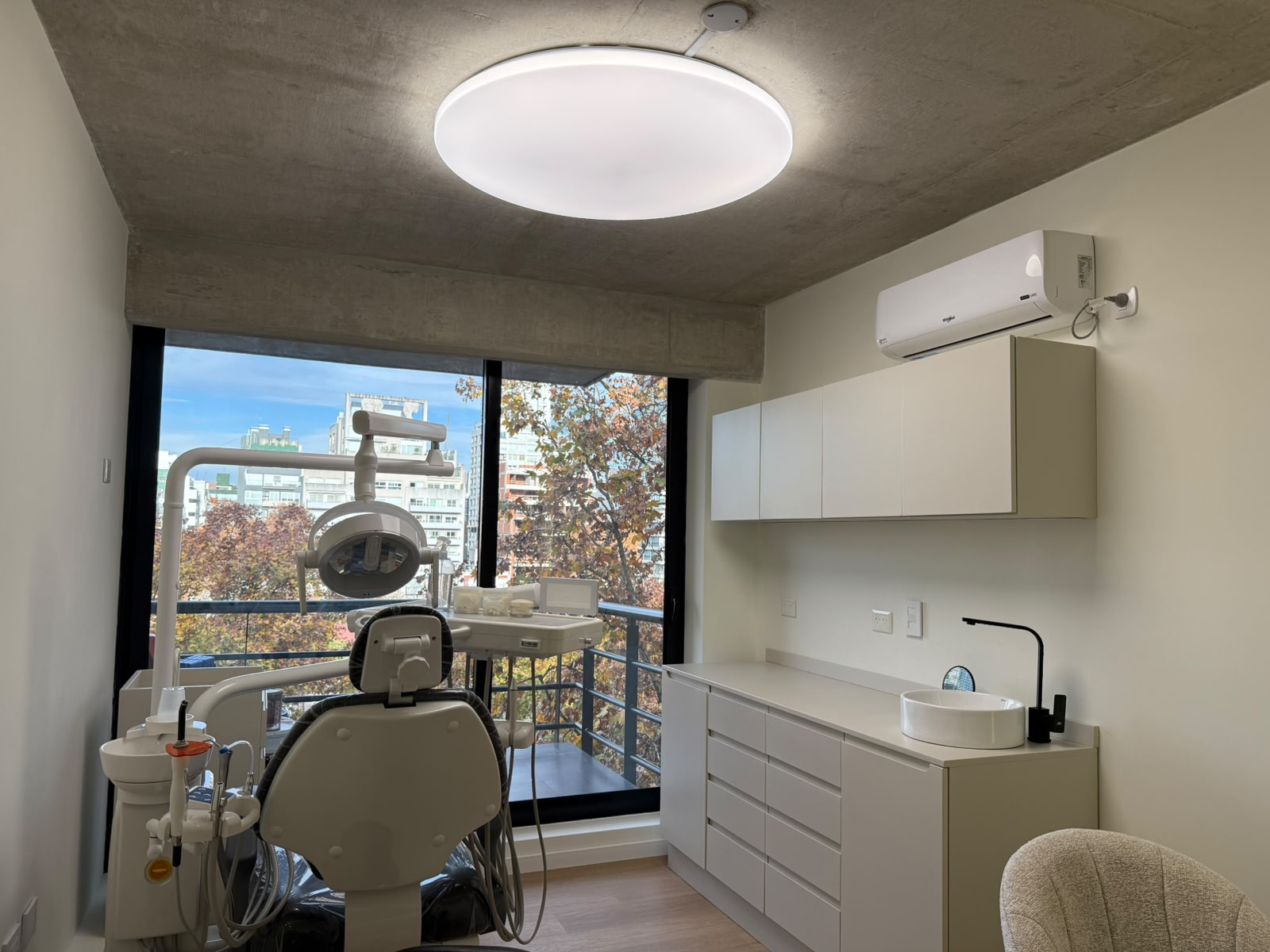 Consultorio principal con luz natural en CLER Palermo